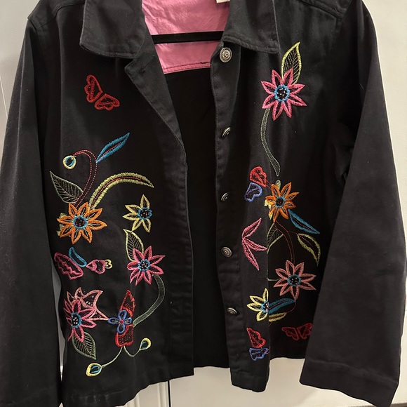 White Stag Women's Embroidered Black Denim Jacket Medium size 8/10 - Picture 2 of 8